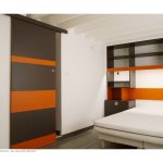 chambre-gris-orange-porte